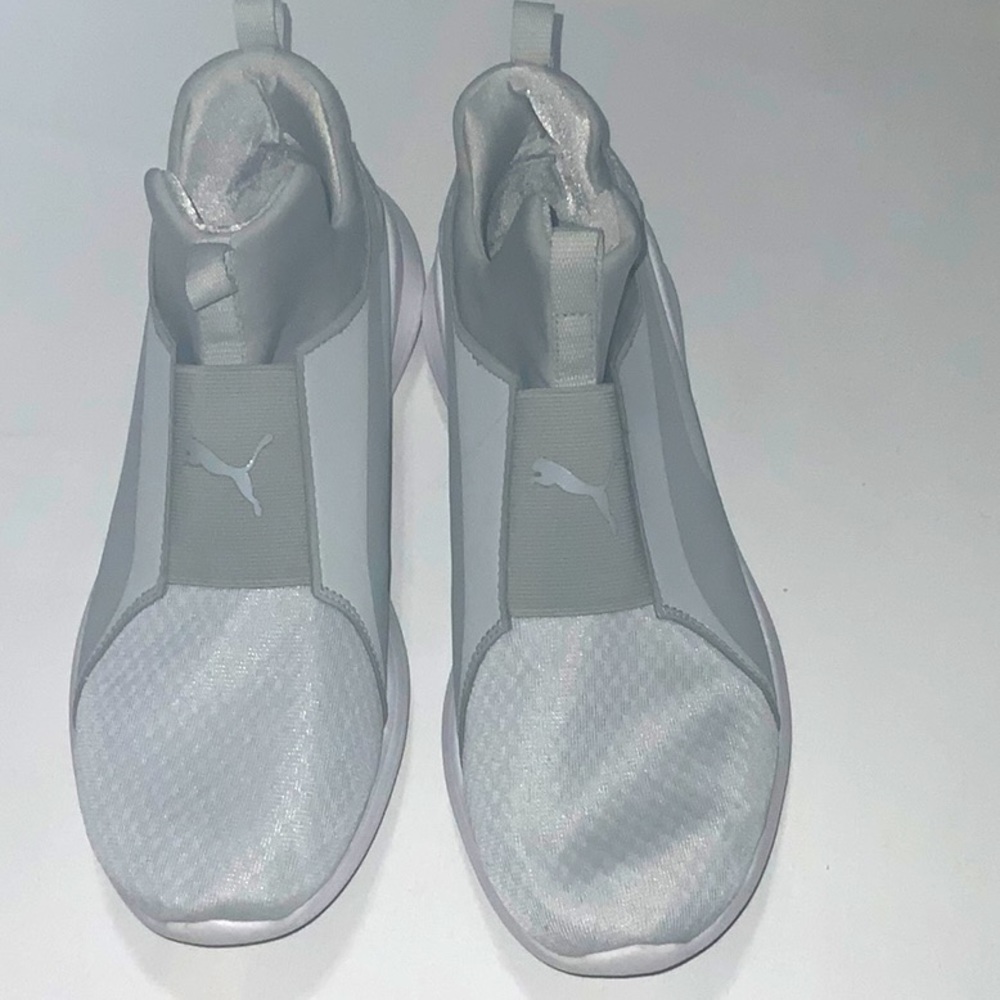 Light grey pumas women’s size 9
